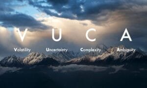 landschap met bergen en VUCA vooraan