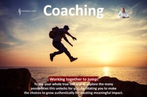 man met rugzak springend naar andere rots voor zee en blauwe lucht met ondergaande zon