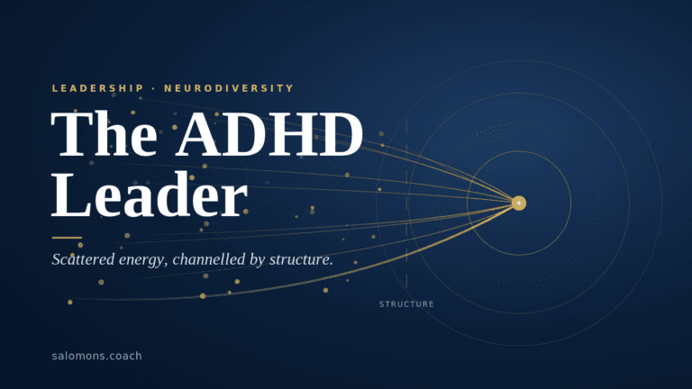 Blauwe gradiënt banner: 'De ADHD Leider' met gouden gestippelde lijnen en circulair technologie-geïnspireerd ontwerp, ondertitel: 'Verstrooide energie, gekanaliseerd door structuur.' site: salomons.coach